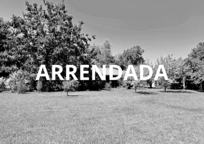 ARRIENDO PROPIEDAD EN LOTEO CON LINDO JARDÍN……..($1.000.000.-)