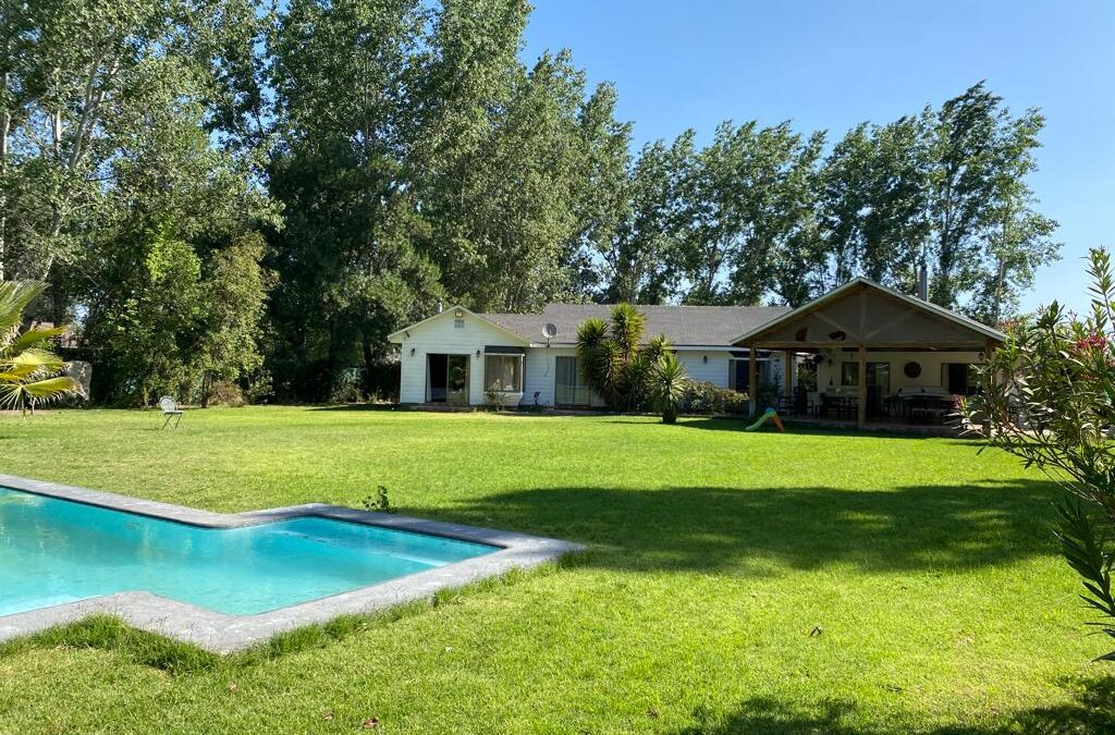 DOS CASAS EN LOTEO CERRADO CON HERMOSO JARDÍN…….(U.F 9.500.-)