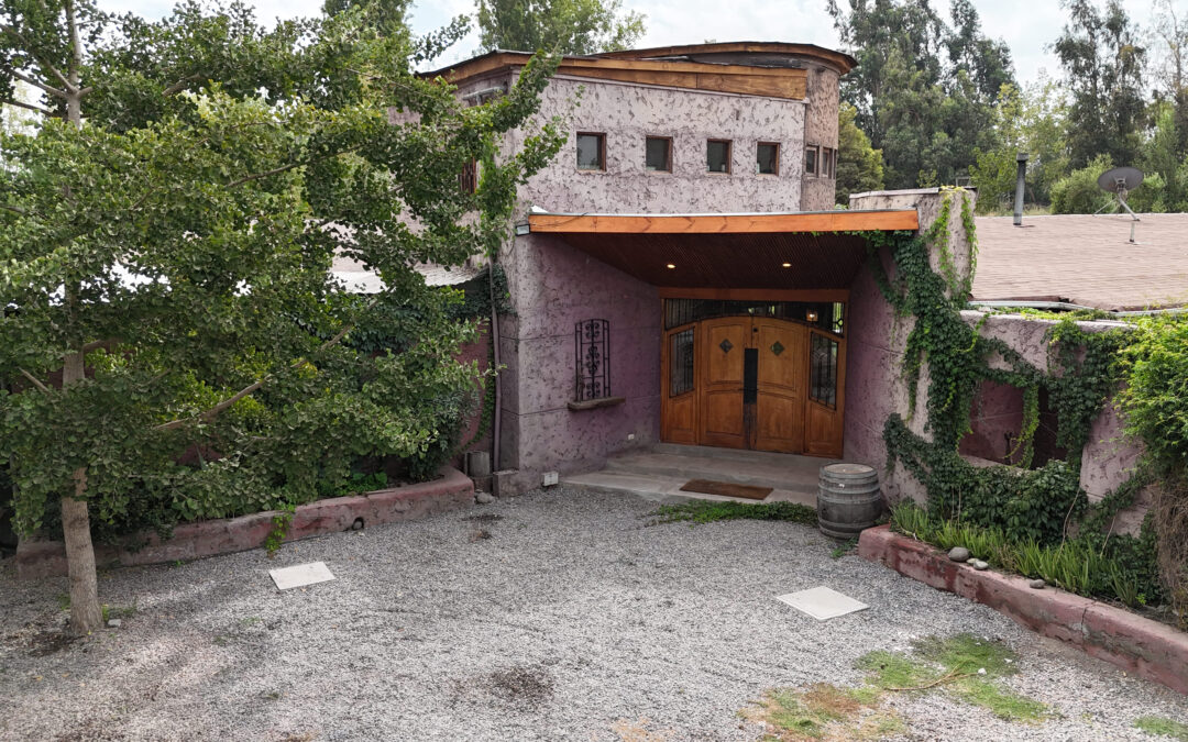 HERMOSA Y PARTICULAR CASA A LA VENTA EN LOTEO PRIVADO………..(U.F 16.000)