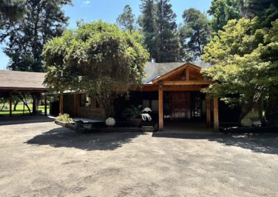 CASA EN ARRIENDO CON HERMOSO JARDÍN EN LOTEO CERRADO………….($1.500.000)