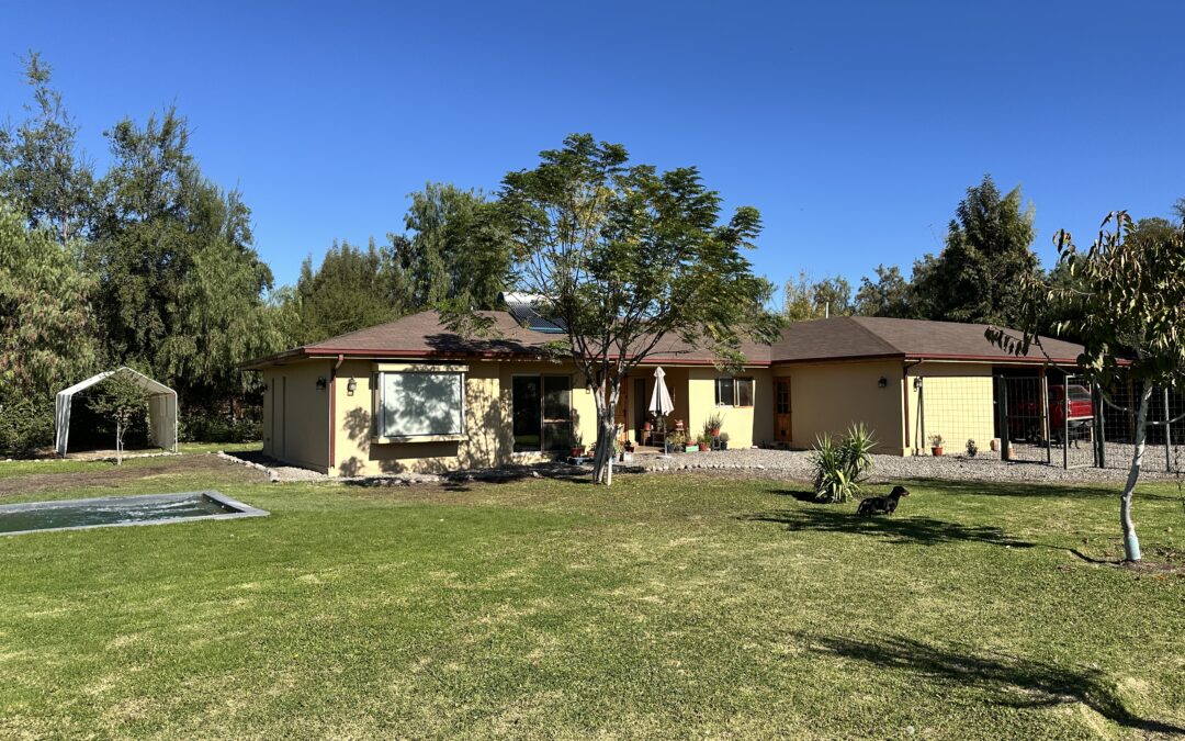 CASA EN VENTA CON CANCHAS DE PADEL…….(U.F 10.000)