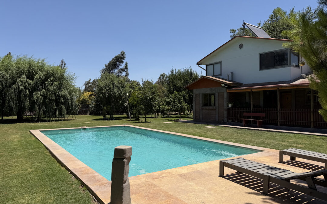 CASA CON HERMOSO JARDÍN EN CONDOMINIO…….(U.F 7.150.-)