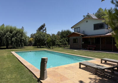 CASA CON HERMOSO JARDÍN EN CONDOMINIO…….(U.F 7.150.-)