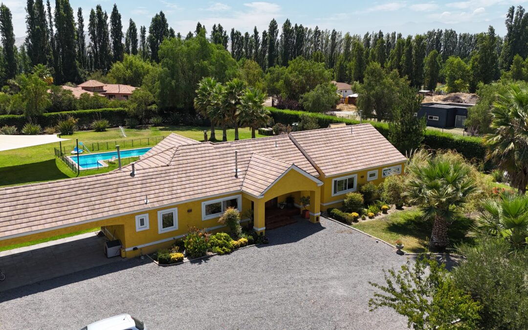CASA EN EXCELENTE CONDOMINIO CON GUARDIAS………..($1.650.000)