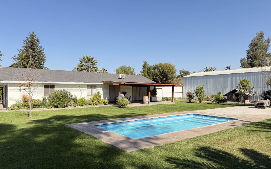 CASA EN ARRIENDO CON PISCINA Y HERMOSO JARDÍN…….($950.000)